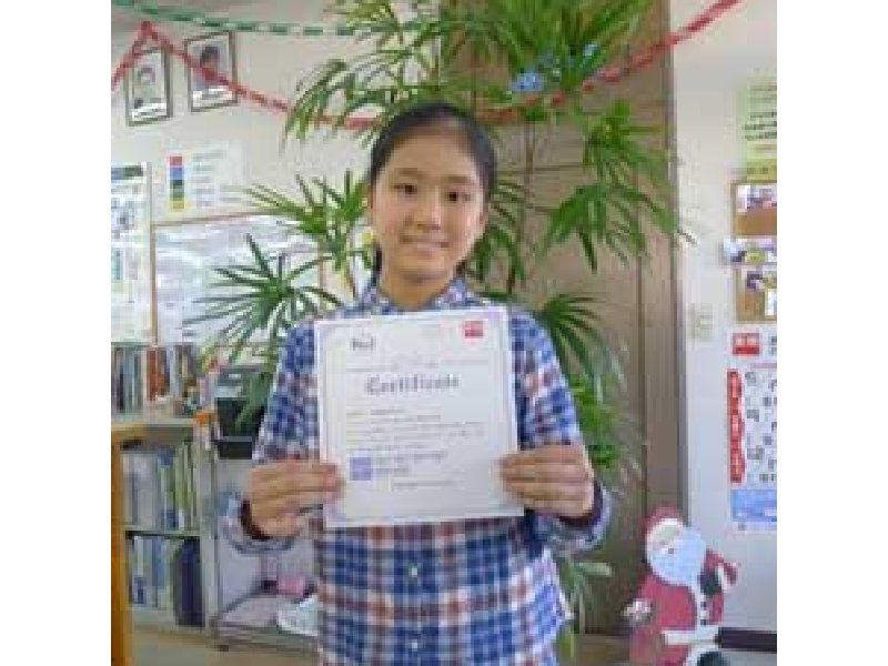 英検に合格して喜ぶ中学生クラスの生徒、新潟市西区の英会話スクール