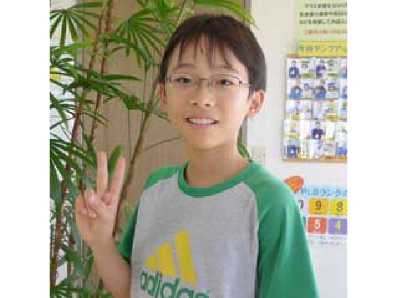 英検に合格して喜ぶ小学生クラスの生徒、新潟市西区の英会話スクール