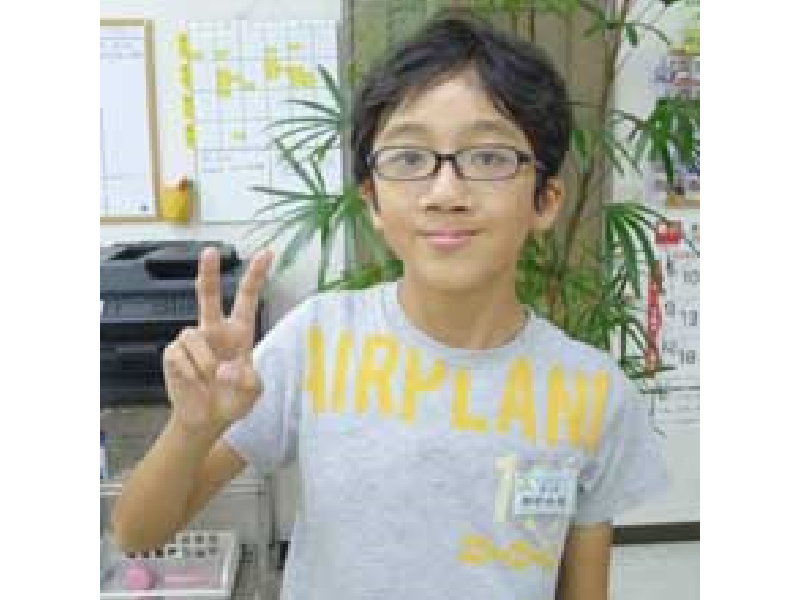 新潟市西区の英会話スクールで英検合格を喜ぶ子ども生徒の笑顔