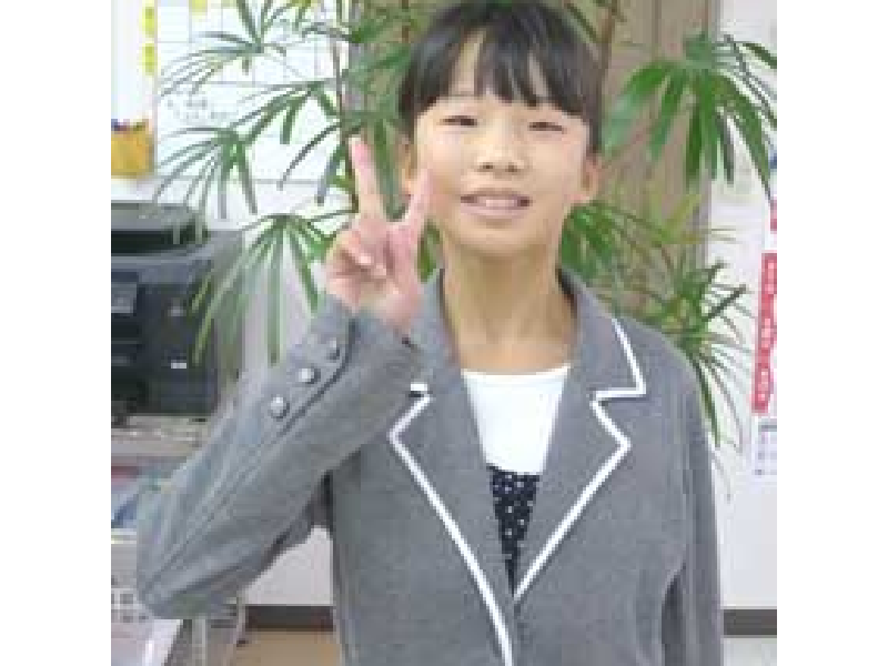 英検合格を喜ぶ子どもたち、ラグビーボール英会話の教室で撮影