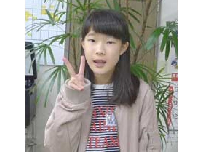 小学生クラスの英検合格を祝う笑顔の子どもたち