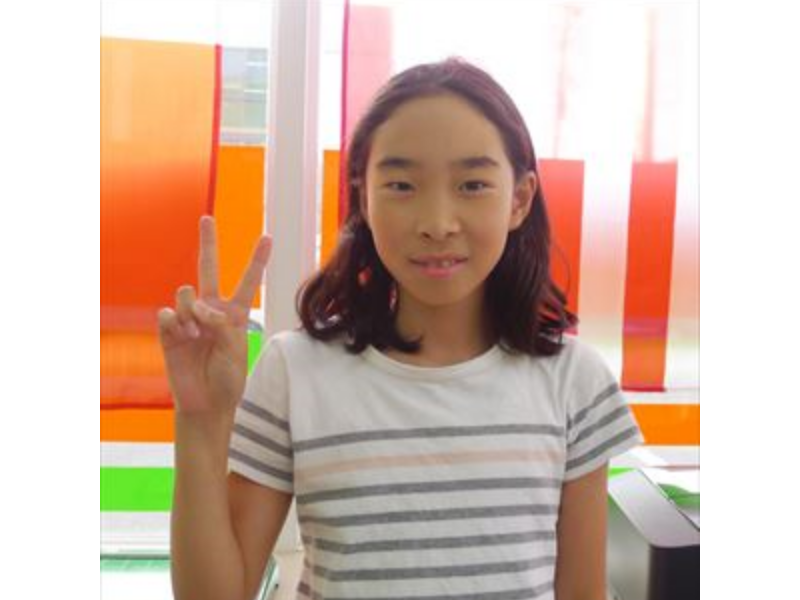 英検合格後に笑顔で記念撮影をする園児クラスの生徒