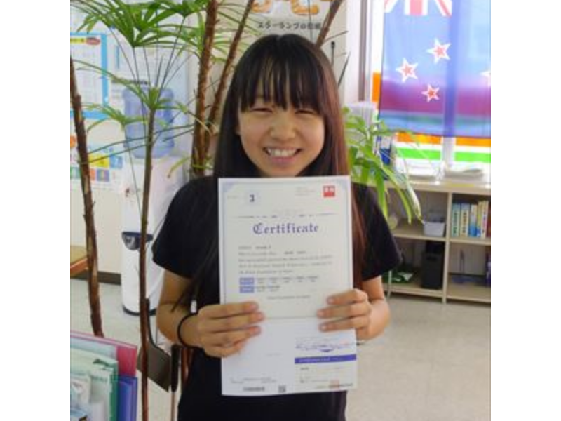 英検に合格して喜ぶ小学生クラスの生徒、新潟市西区の英会話スクール