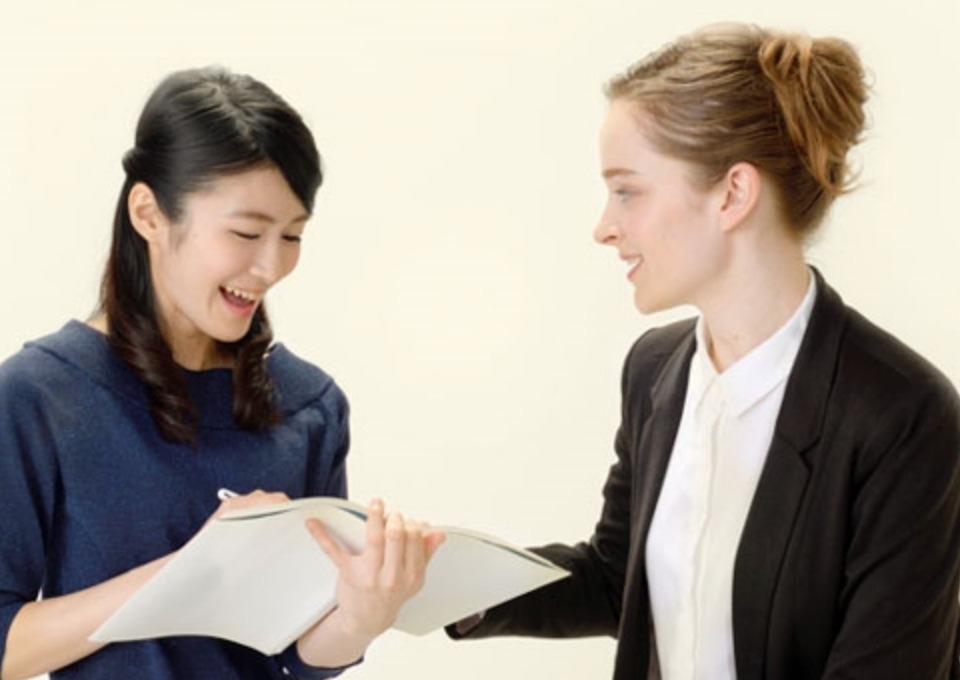 外国人講師と生徒の会話している様子