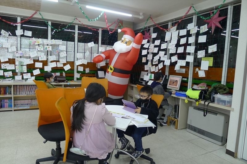 新潟市西区の英会話スクールにサンタクロース登場