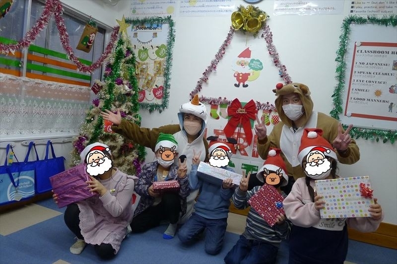 英語教室でのクリスマスの様子。サンタと生徒達2
