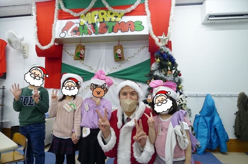 英語教室でのクリスマスの様子。サンタと生徒達4
