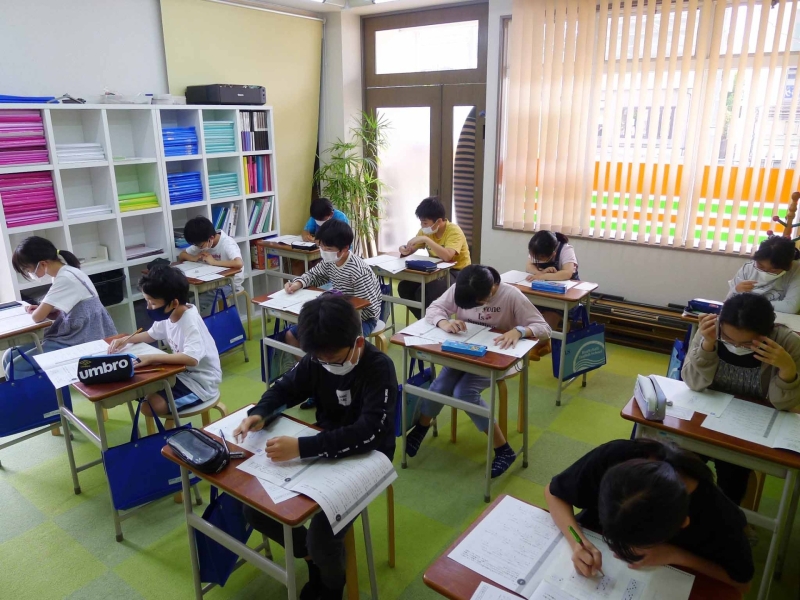 新潟市西区の英会話スクールで英検に挑む生徒達の受験している様子