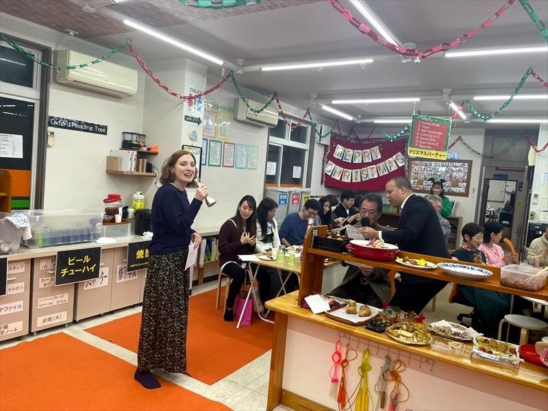 新潟市の英会話スクール「ラグビーボール英会話」でのクリスマスパーティー。クリスタ先生の歌！