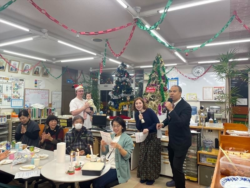 新潟市の英会話スクール「ラグビーボール英会話」でのクリスマスパーティー。先生のデュエット！