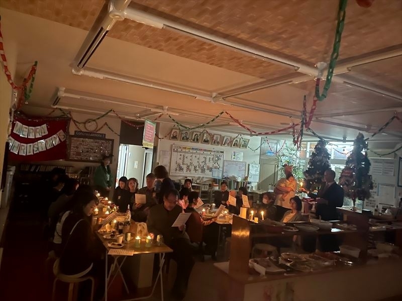 新潟市の英会話スクール「ラグビーボール英会話」でのクリスマスパーティー。キャンドルサービス！