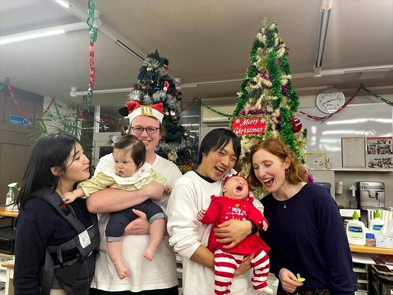 新潟市の英会話スクール「ラグビーボール英会話」でのクリスマスパーティー。クリスタとアイヴァー先生の家族！