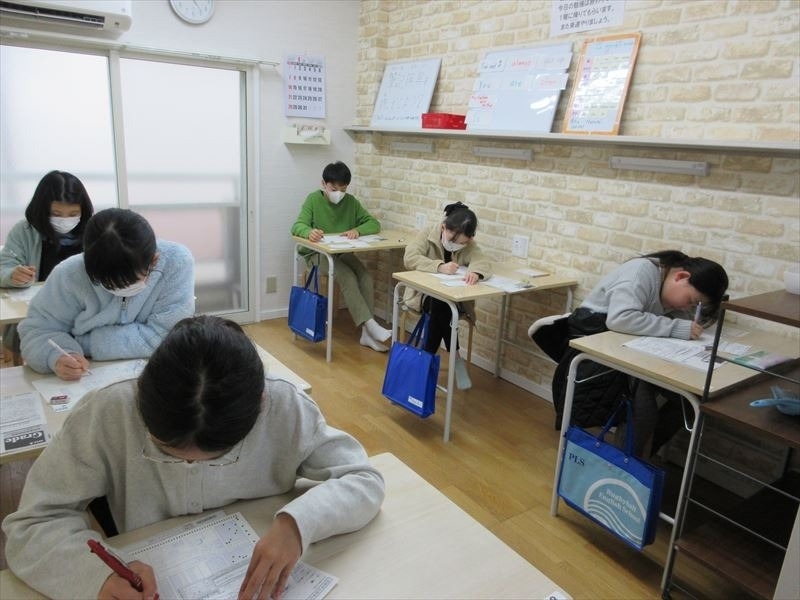 英会話スクールで英検に挑む生徒達の受験している様子