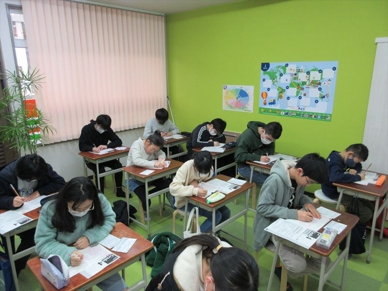 新潟市西区の英会話スクールで英検に挑む生徒達の受験している様子