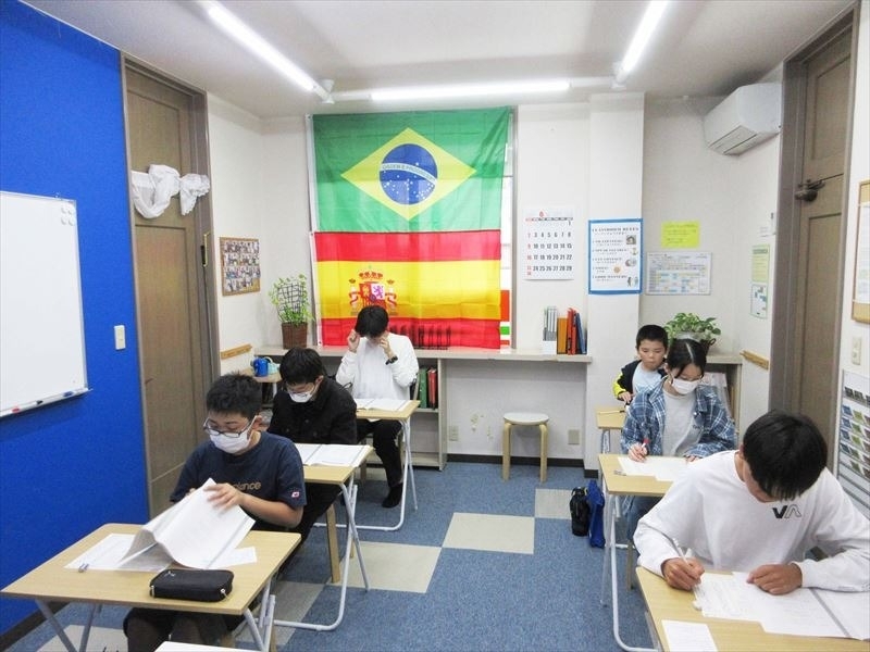 新潟市西区の英会話スクールで英検に挑む生徒達の受験している様子