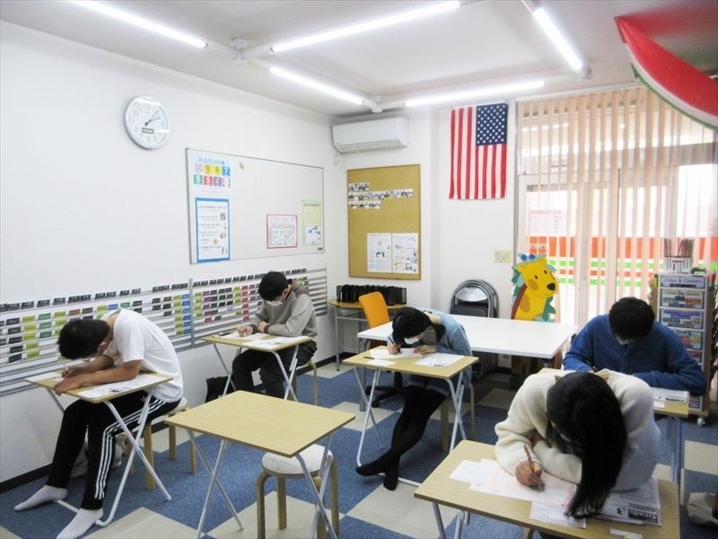 英会話スクールで英検Jrに挑む生徒達の受験している様子2