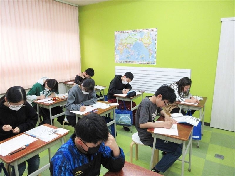 英会話スクールで英検Jrに挑む生徒達の受験している様子1