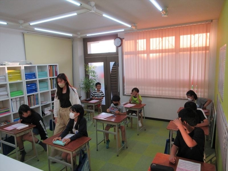 新潟市西区の英会話スクールで英検Jrに挑む生徒達の受験している様子