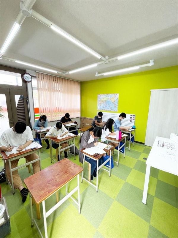 英会話スクールで英検に挑む生徒達の受験している様子