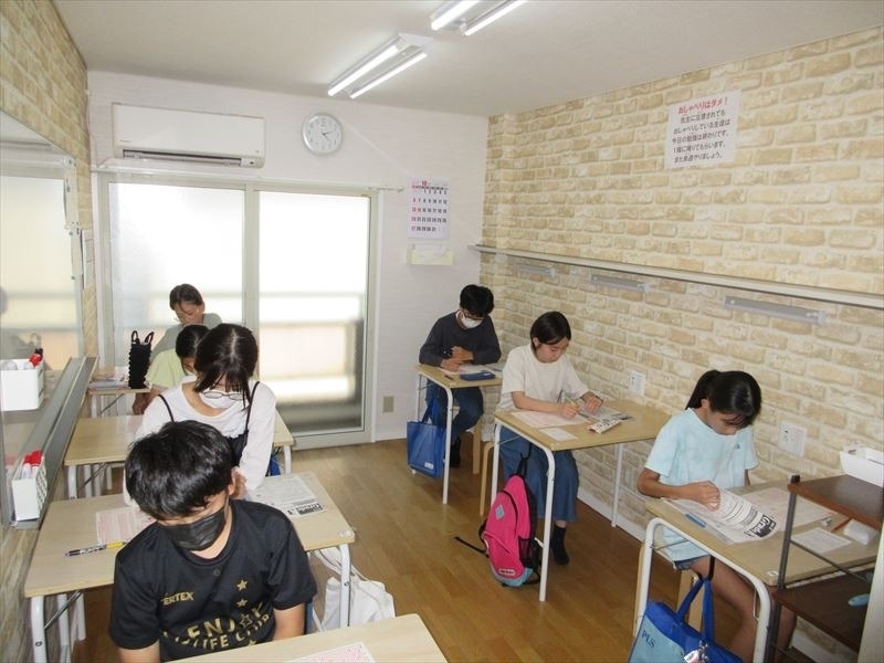 英語教室で英検に合格した子ども生徒の笑顔と授業風景