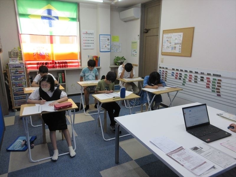 新潟市西区の英会話スクールで英検に挑む生徒達の受験している様子