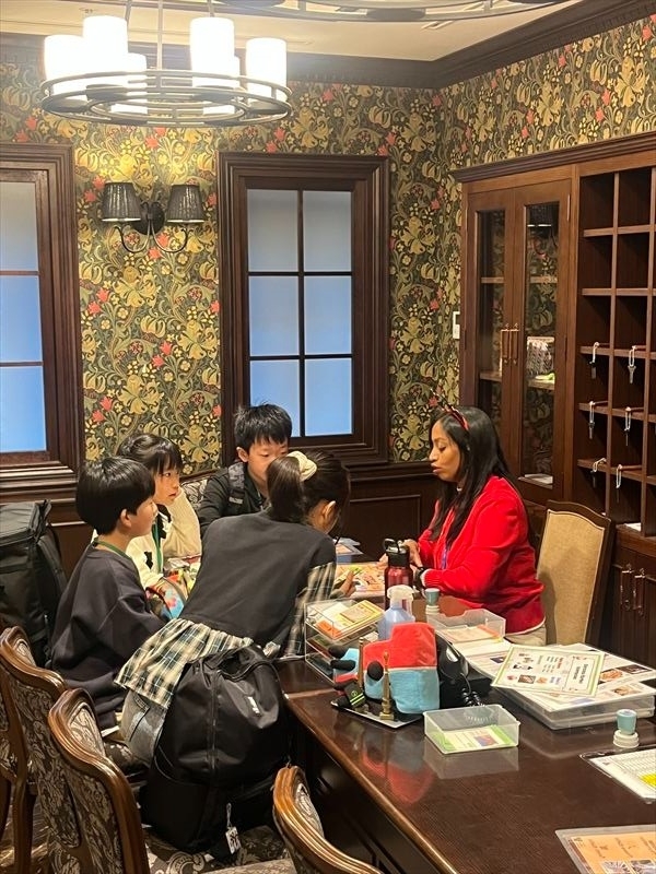 TGGのイベントを楽しむ「ラグビーボール英会話」の生徒達（ホテルフロントにて）