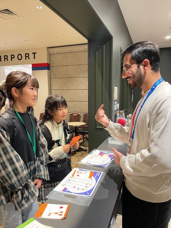 TGGのイベントを楽しむ「ラグビーボール英会話」の生徒達（ファーストフードにて）