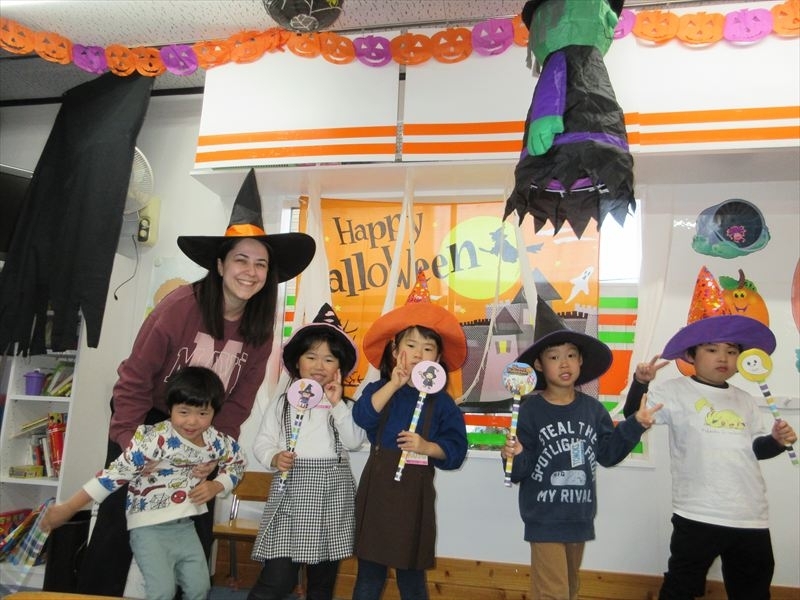 ハロウィンの帽子を被ってEbru先生と一緒に記念撮影