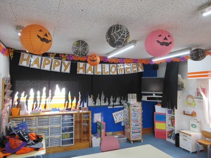 ハロウィンの飾りつけを行った園児クラスの部屋の様子