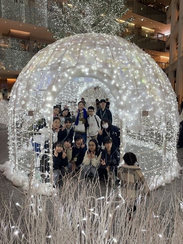 TGGのイベントを楽しむ「ラグビーボール英会話」の生徒達（薬屋にて）