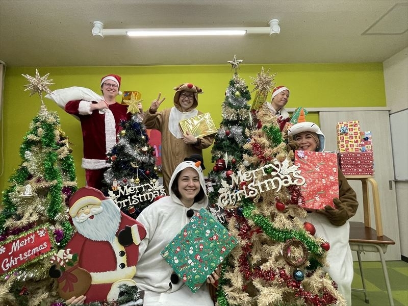 新潟市西区の英会話スクール「ラグビーボール英会話」講師達（ツリーの前で記念撮影）