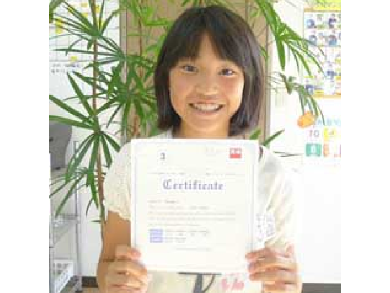 英検合格後に笑顔で記念撮影をするPLSクラスの生徒