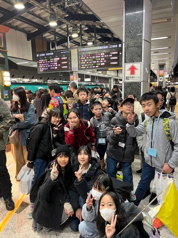 東京駅から新潟へ向かう「ラグビーボール英会話」の生徒達
