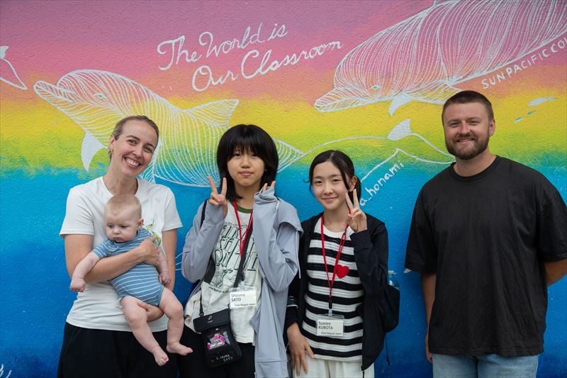 ホームステイ先のホストファミリーと交流するラグビーボール英会話の生徒