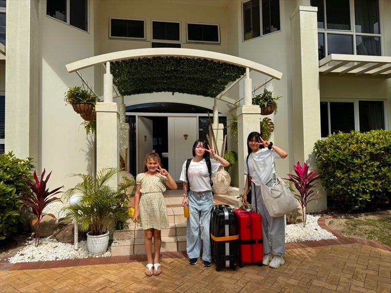 ケアンズの現地学校で英語の授業に参加する子ども生徒たち