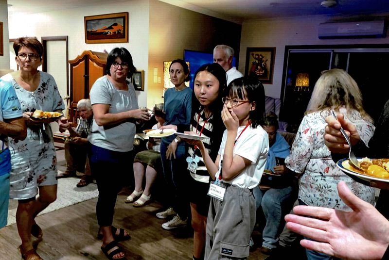 英語研修旅行でホストファミリーと一緒に過ごす子どもたちの笑顔