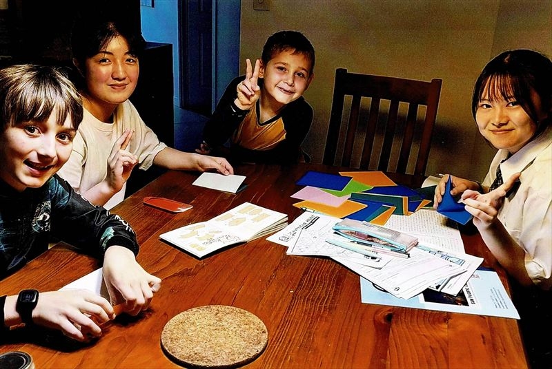 ホームステイ先のホストファミリーと交流するラグビーボール英会話の生徒