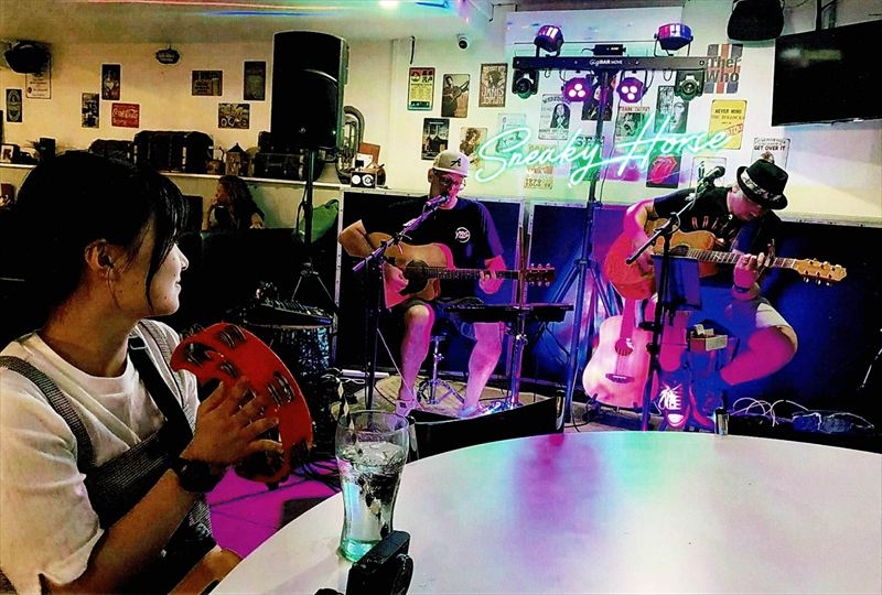 英語研修旅行でホストファミリーと一緒に過ごす子どもたちの笑顔