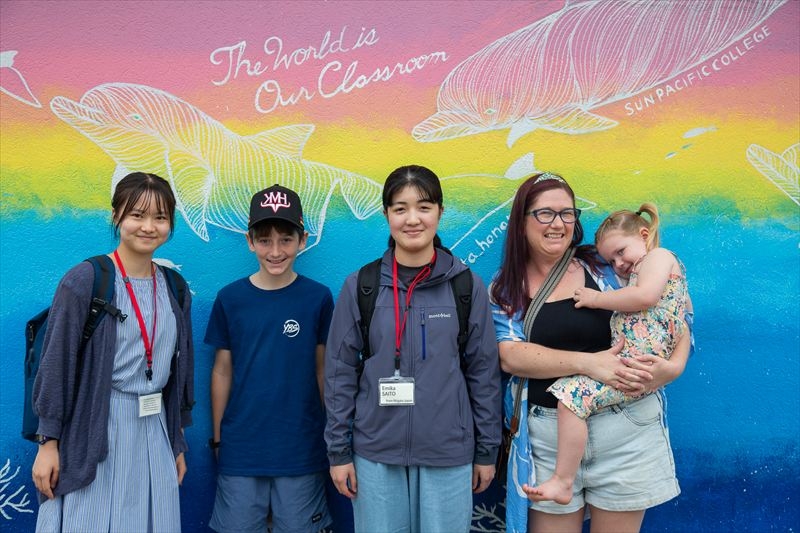 英語研修旅行でホストファミリーと一緒に過ごす子どもたちの笑顔