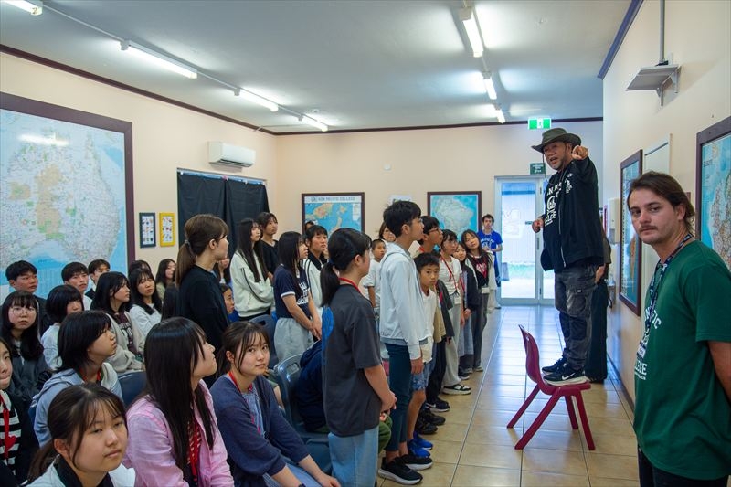 ケアンズの現地学校で英語の授業に参加する子ども生徒たち