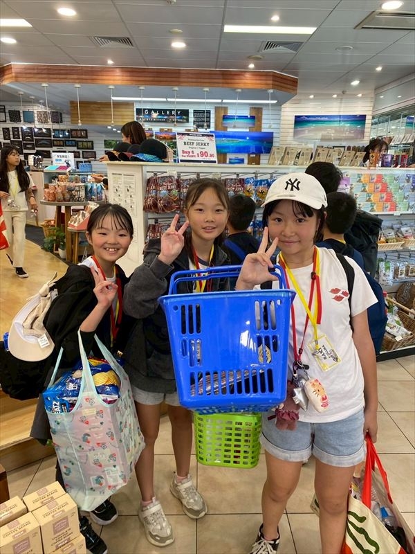 ケアンズで英語を使って買い物体験をする小学生の生徒たち