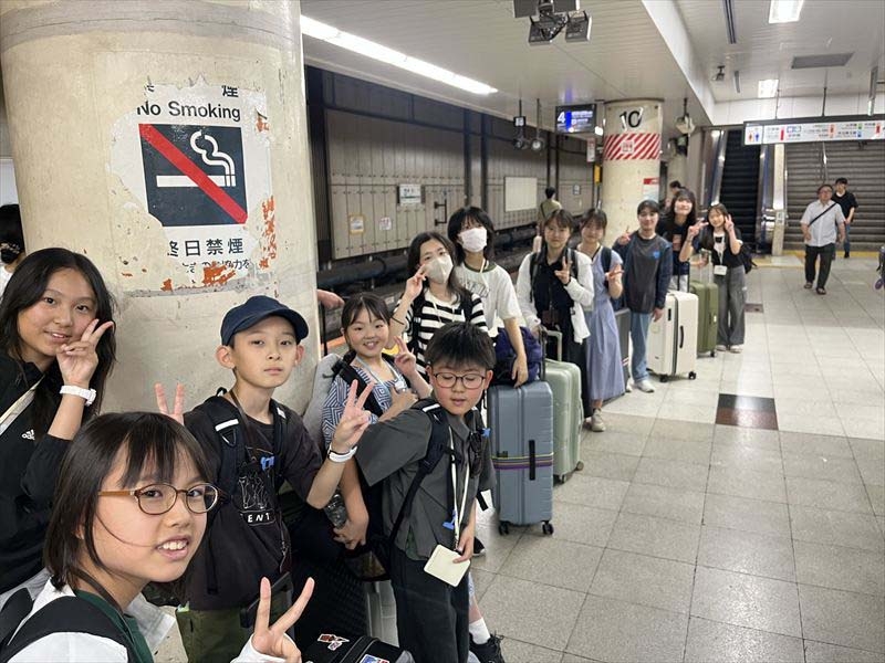 新潟市の英会話スクールの生徒達がケアンズにホームステイ旅行へ出発