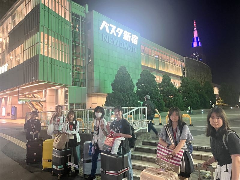 夜行バスで新潟へ向かうラグビーボール英会話の生徒達